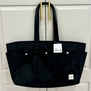 Lululemon NWT Utilitarian 6-pocket Tote